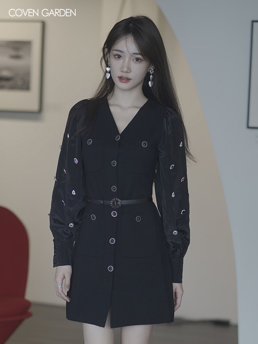 哥文花园秋季黑色收腰宝石泡泡袖针织连衣裙