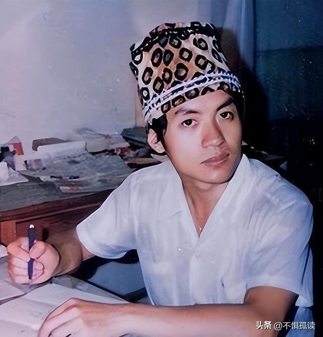 93年顾城杀妻后自尽，留下他极厌恶的儿子，如今活成他所愿的样子