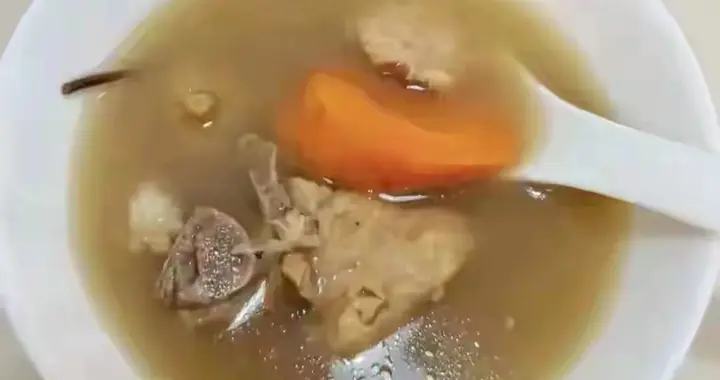 每次口腔溃疡，婆婆都会给我安排鸡骨草下火汤，喝完两天就好了！