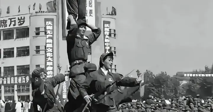 70年，怕21辆车在国庆游行中出故障，工人想出一招，让人哭笑不得