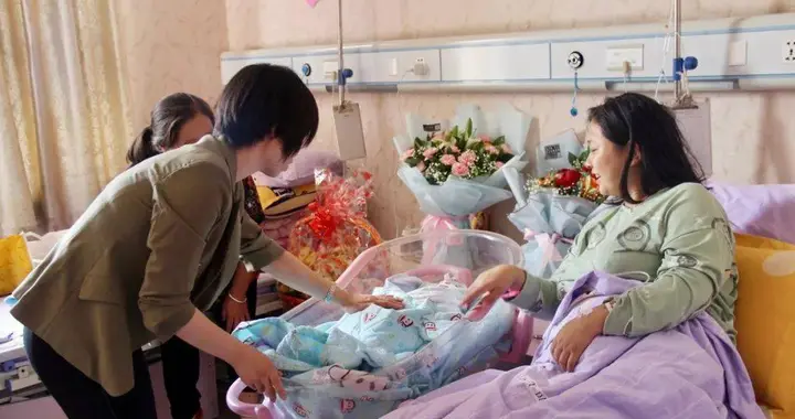 00后宝妈崩溃：产后亲戚探望，一天后娃肺炎入院，五千红包不够治