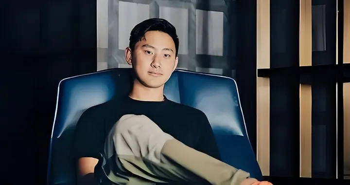 28岁华裔天才成百亿富豪，却献计特朗普封锁中国AI技术，他咋想的