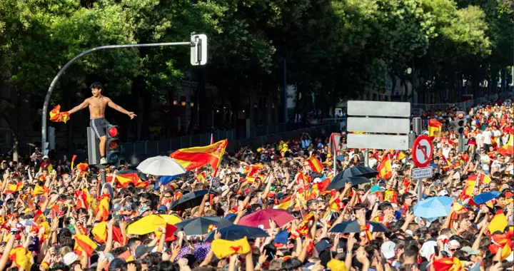 举国沸腾！世界杯冠军回家后，200万人迎接，7公里的巡游 彻夜狂欢