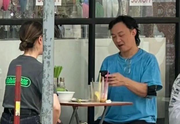 陈奕迅与助理现身苍蝇馆，打扮低调无明星架子，坐路边吃饭不怕热