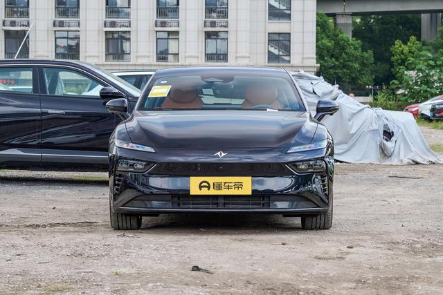 C级轿车看这款，限时11.99万起，配8155芯片+终身质保，家用真香