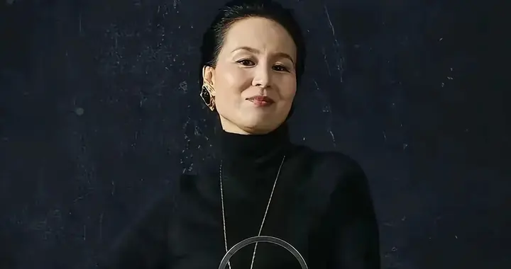 没有半点悔意！赵箫泓眼里全是跋扈和傲慢，自称和导演关系不一般