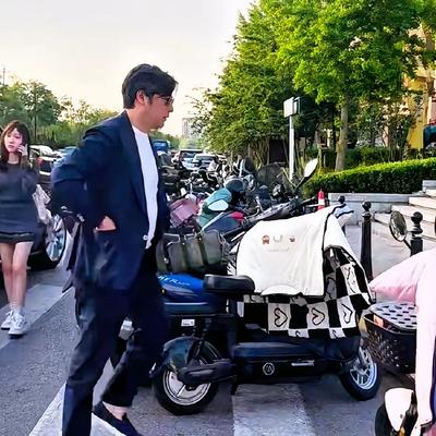 优优时尚穿搭：王岳伦李湘亮相北京街头，二
