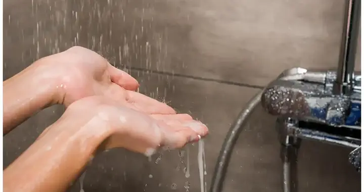 洗澡可能影响寿命！医生再次提醒：68岁以后，牢记洗澡“4不要”