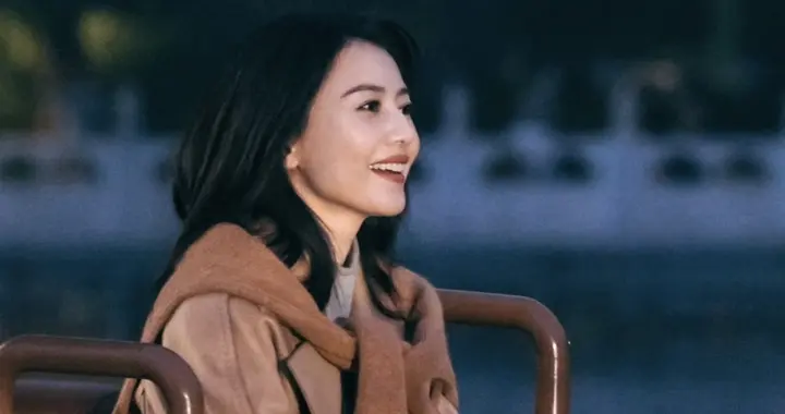 旧毛衣先别丢！今年流行“围”着穿，0成本get早春慵懒感