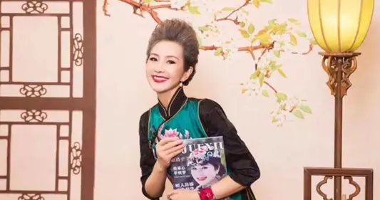 被这位广东奶奶惊艳了：从广场舞大妈变成“旗袍皇后”，诠释优雅
