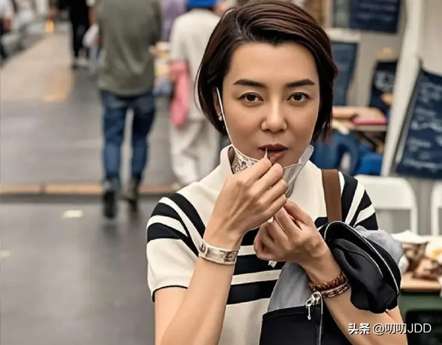 车晓素颜逛街无人识，鼻子后遗症更明显，难怪说邓超想喊妈