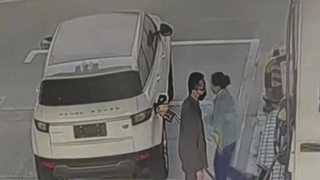 浅夏微光：江西九江，一名男子开着路虎去加