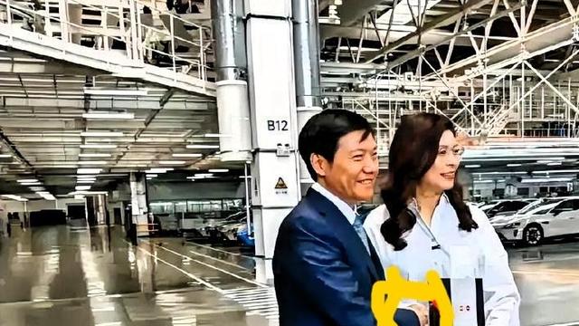 雾里从容漫步的人：雷军与郑丽文这张合影