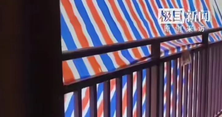 阜阳一小区硬核防寒！物业用雨布盖住30多层连廊