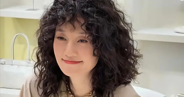 49岁马伊琍现身上海顶着一头爆炸卷发惊艳全网 漂亮又拉风 嫩回30岁