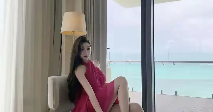 海边度假穿搭｜玫红挂脖裙+蝴蝶结高跟鞋，太出片了！