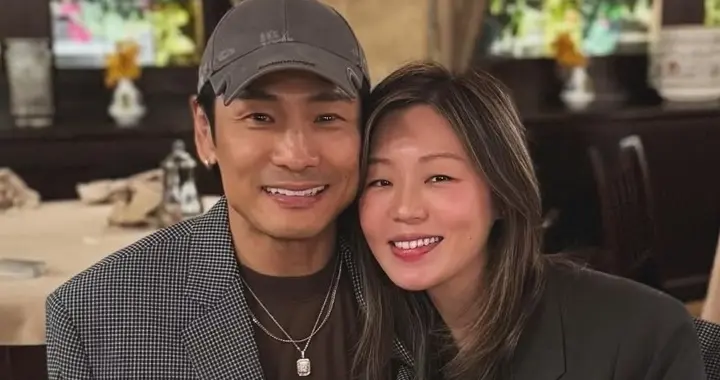 63岁杜德伟晒照庆祝结婚13周年，保养好与小24岁妻子看不出年龄差