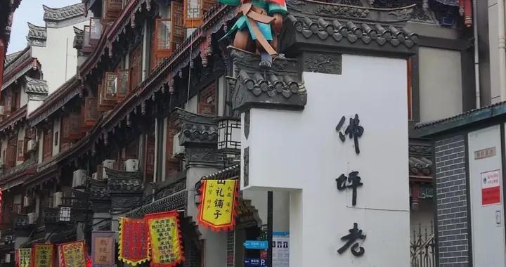 仅1万人的小县城，建设有一个高铁站，街道上冷冷清清没有网约车