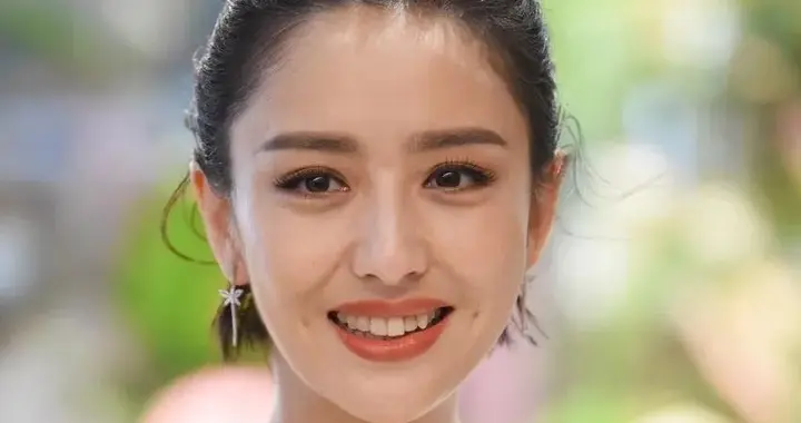 42岁佟丽娅与32岁杨采钰同框：骨相美如何惊艳了时光？