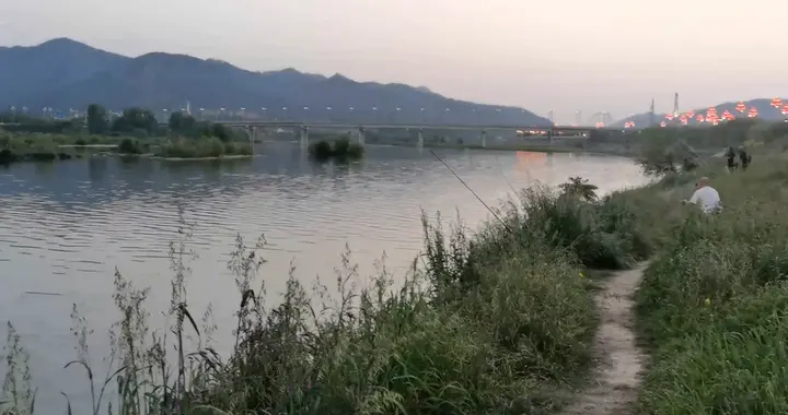 黄昏时分，漫步河畔，静享自然的宁静与美好。