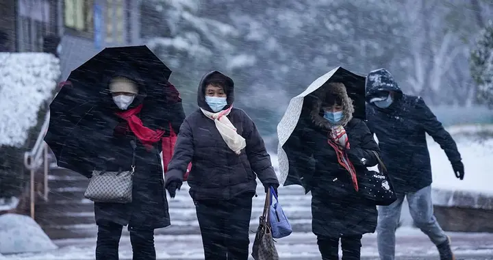 气温下降，医生呼吁中老年人：宁多添件衣裳，也别忽视 5 健康隐患