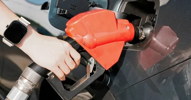 加油的误区，什么样的车才能加95号汽油？一次性给你讲清楚