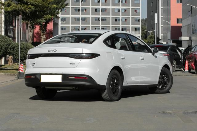 比亚迪开年“第一炸”！8.98万起，续航2000km，比海豹06还实在