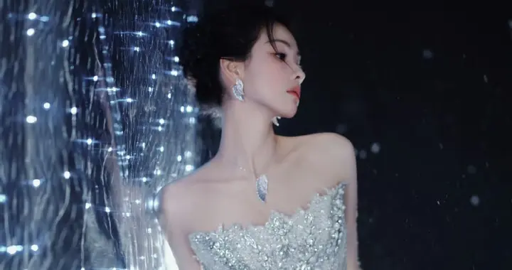 陈都灵腾讯视频星光大赏，今日银妆，曼妙优雅，款款而来。