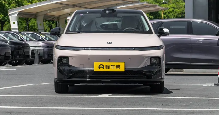 粉色车配我的粉色少女心：零跑B01 2025款650激光雷达版