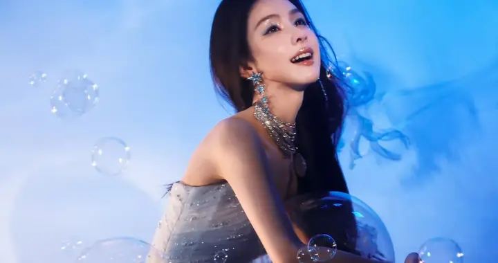 陈都灵浅蓝抹胸连衣裙