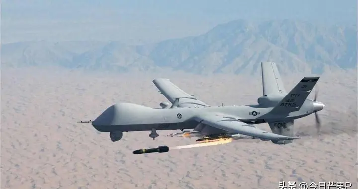 美军5000磅炸弹狂轰霍尔木兹，炸完才懂：炮火越猛，底气越虚