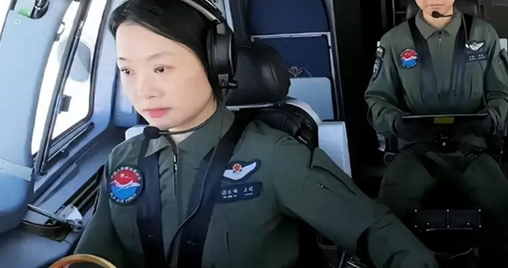 央视点名！93阅兵女机长身份曝光，私生活牺牲太大，老公不简单