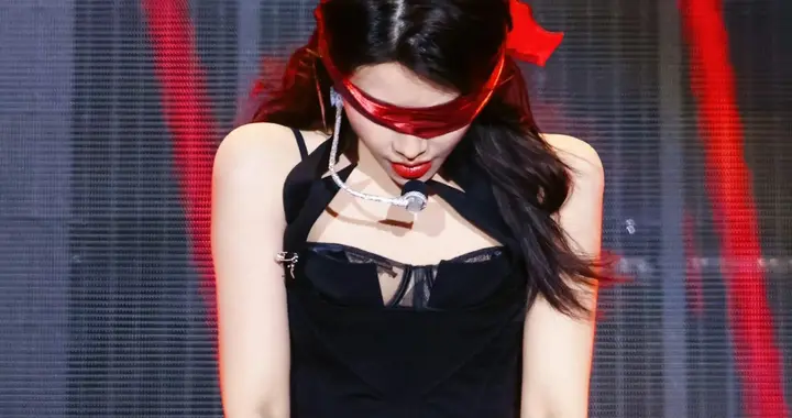 歌手喻言舞台上玩的这么开，给观众看的兴奋了，性感女郎