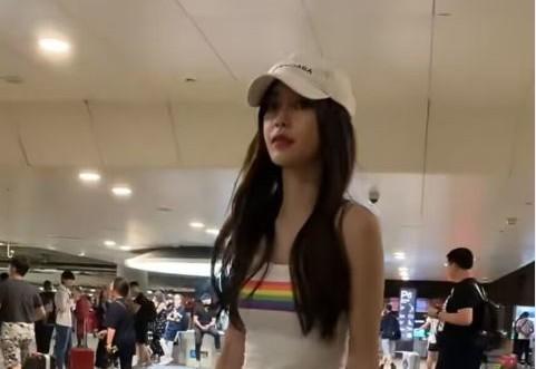 baby现身机场被围观，身材被拍成五五分，穿吊带衫被指像太妹