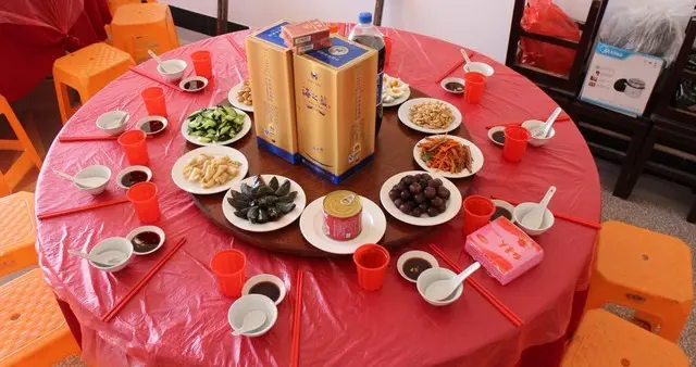 婚宴后近百瓶茅台离奇失踪，新人窗帘后找出三箱，酒店回应引争议