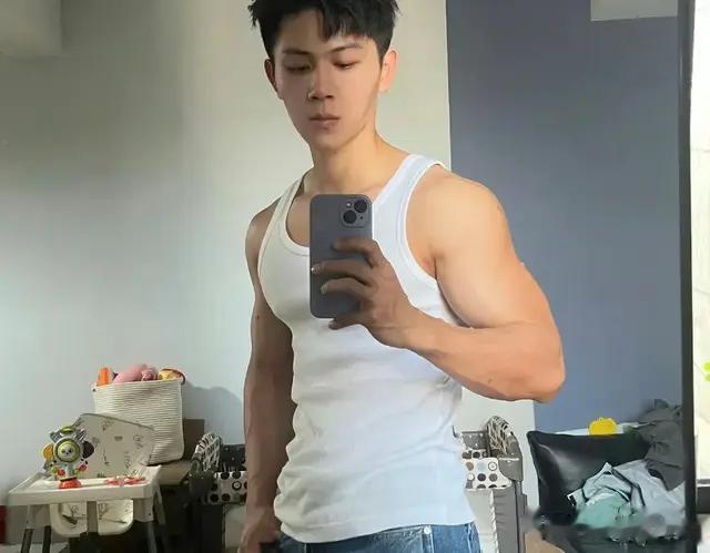 健身房里的肌肉帅哥