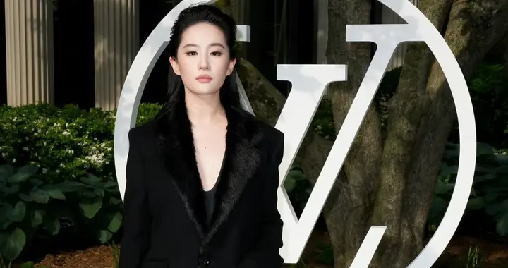 刘亦菲纽约LV大秀深V黑色西装搭配大背头帅到犯规，气场霸气十足
