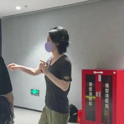 彩虹吃瓜娱乐：贫穷限制我的想象，王菲脚上