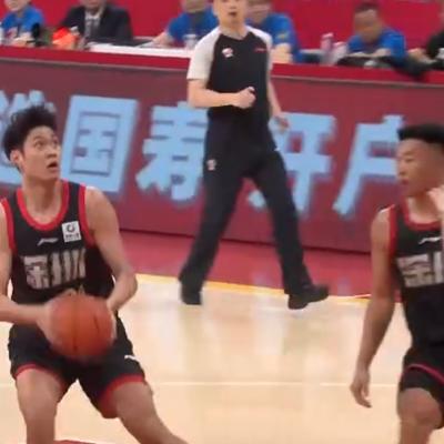 体育课代表：12连胜预定！史密斯18+4