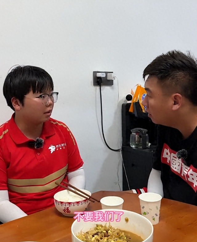 泪崩！江苏05后女生独自养活3个弟妹，陌生男子转账6万：活着就行