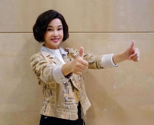 75岁刘晓庆又上热搜！3个穿搭秘诀凭啥比年轻人还嫩？