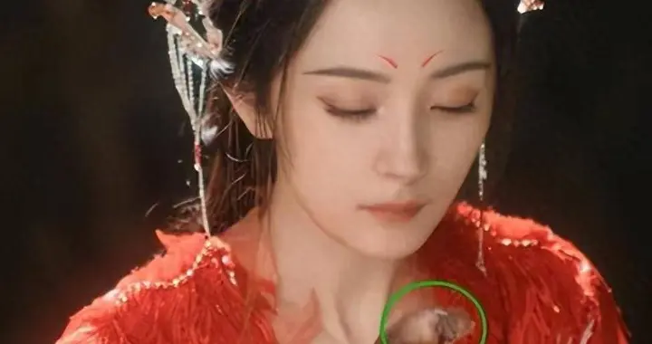 演员假吃被怒批！杨幂面条吃成转型标杆，田曦薇背男主火出热搜