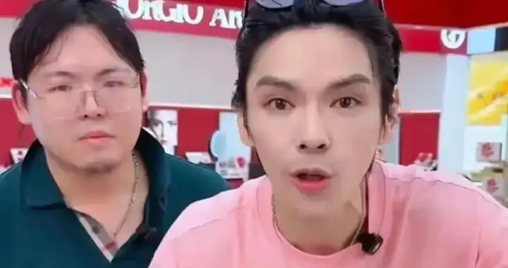 向佐带向佑直播带货狂揽1500万 社恐弟汗湿衣衫 真亲情还是消费剧本