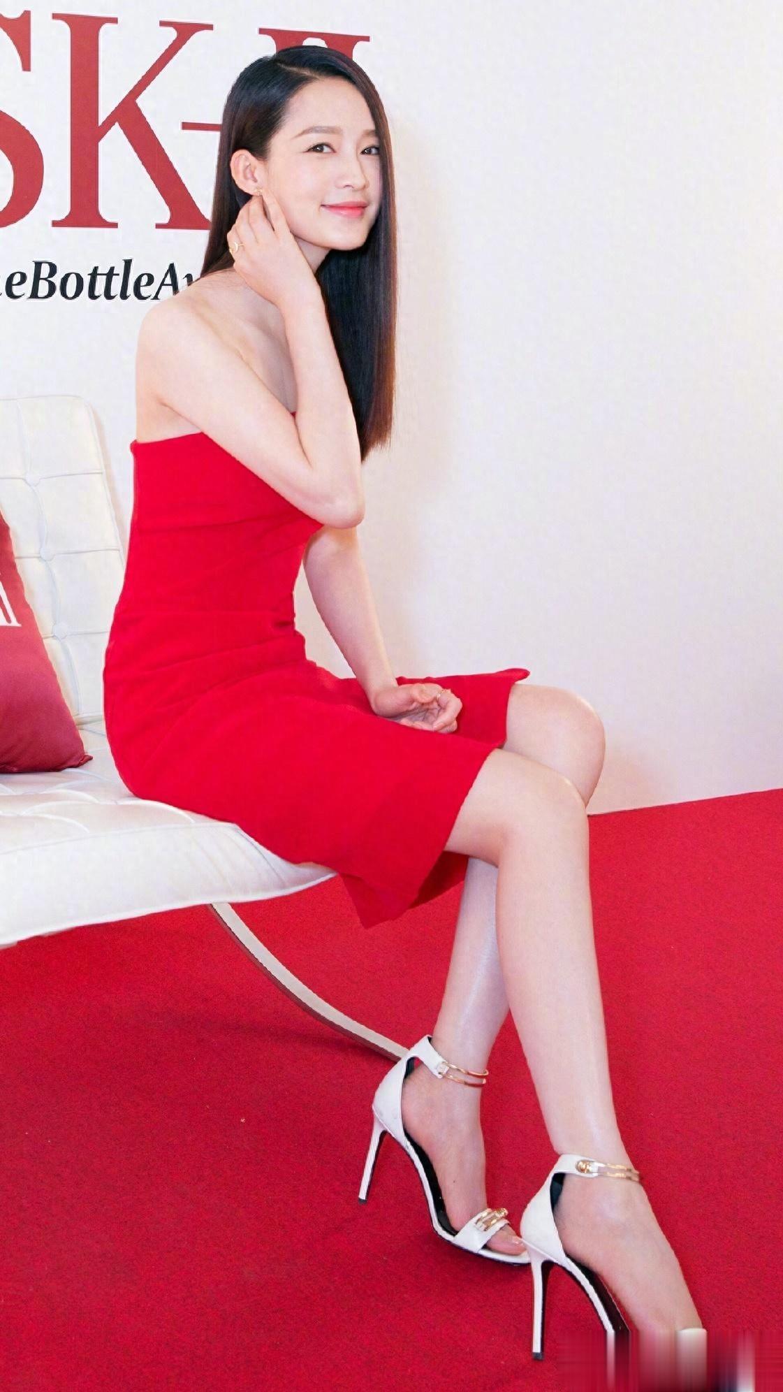 李沁绝美裙装写真！多款穿搭尽显修长美腿，气质太绝了