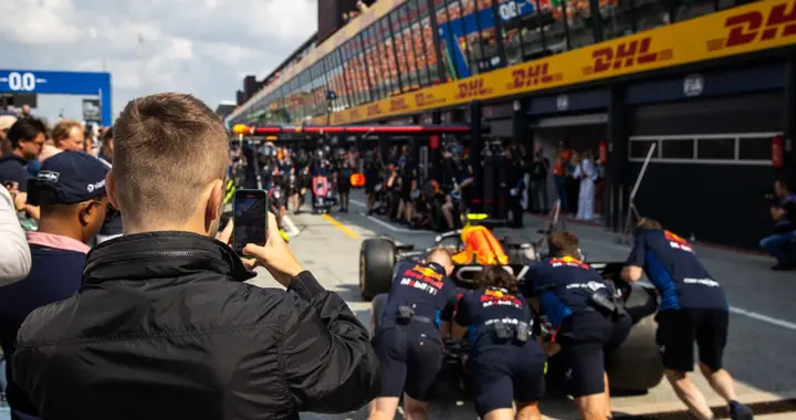 吃蘑菇加速，F1 变成了马力欧赛车