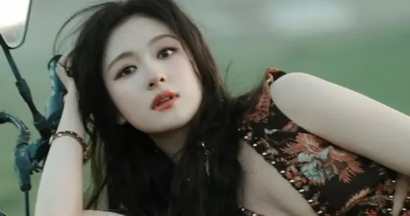 李兰迪旷野拍美照！印花长裙配机车，一颦一笑尽显妩媚风韵！