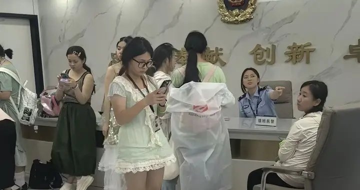 成毅演唱会打不到车，女生感谢民警用警车将其送达