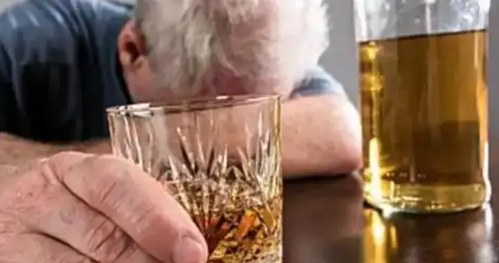 听一句劝：高血压不想脑出血，4种酒要少喝，再馋也要忍住