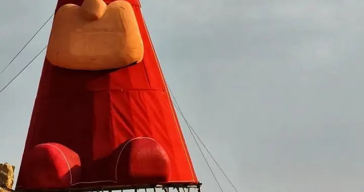 大连是懂浪漫的，海边圣诞树来了，免费打卡