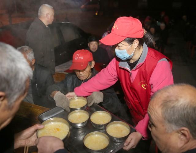 一碗热粥里的城市温度